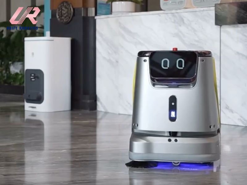 Robot PUDU CC1 thích hợp cho môi trường yêu cầu vệ sinh kỹ lưỡng, sạch sâu, đa bề mặt kể cả thảm.