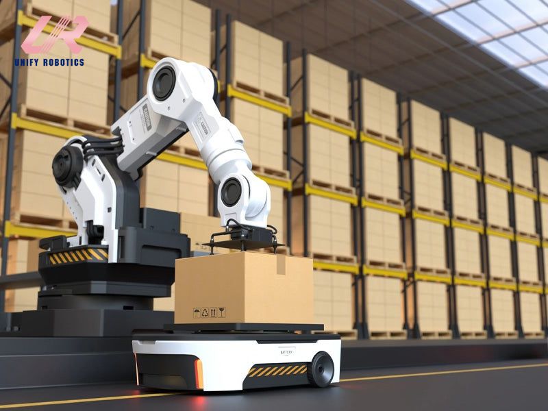 Robot tự hành làm nhiệm vụ vận chuyển hàng hóa
