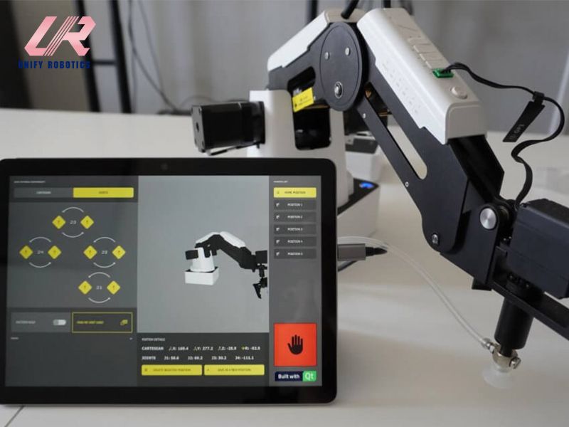 Có nhiều ngôn ngữ lập trình cánh tay robot